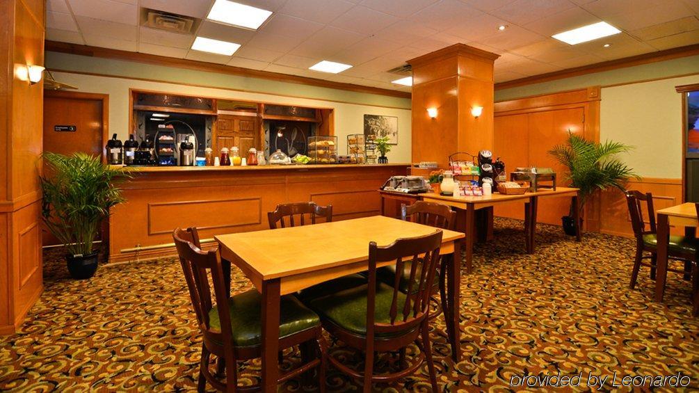 Fairfield Inn & Suites By Marriott Milwaukee Downtown Restaurant photo