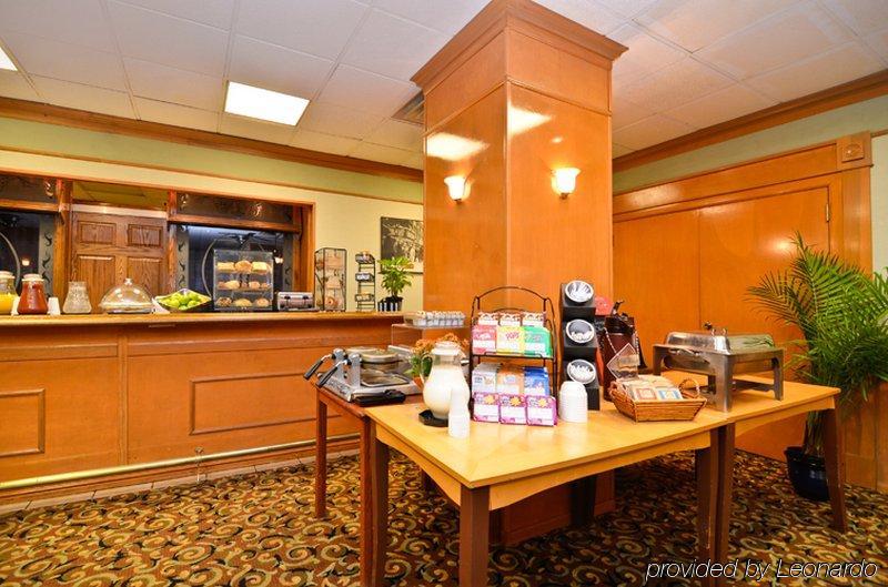 Fairfield Inn & Suites By Marriott Milwaukee Downtown Restaurant photo